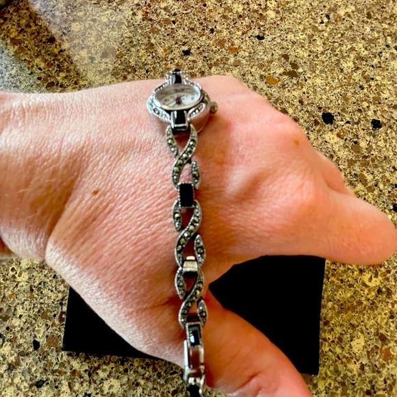 Elegant marcasite watch with vintage charm - Picture 4 of 4